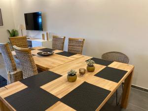 库克斯港Ferienwohnung PIER 3 in Cuxhaven的一间带木桌和椅子的用餐室