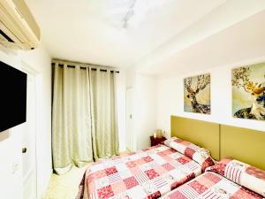 阿雷纳斯德圣佩德罗Hostal La Taberna的一间卧室设有一张床和一个大窗户