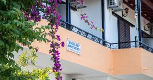 卡托克拉克阿纳Aggeliki apartments Dassia By Hotelius的一座带紫色花卉阳台的建筑