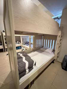 迪拜Bollywood Beach Hostel的一间卧室配有双层床