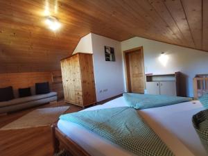 迪弗格拉根Nussbaumer am Irrsee的木制客房内的一间卧室配有一张大床