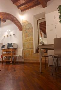 佛罗伦萨Luxury central flat river view的客厅配有桌子和墙上的绘画