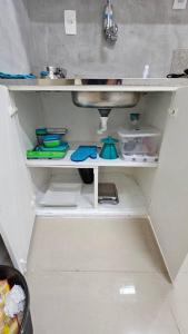 巴西利亚Conforto e Localização Perfeita的厨房柜台设有水槽和水槽
