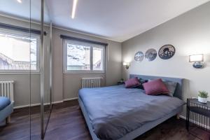BreuilChalet sulle piste a Cervinia的一间卧室设有一张床和两个窗户。