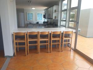 马盖特Rondevoux 27的厨房配有带椅子的柜台。