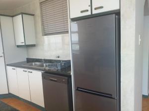 马盖特Rondevoux 27的厨房配有冰箱和水槽