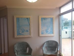 马盖特Rondevoux 27的墙上有两张照片的房间的两把椅子