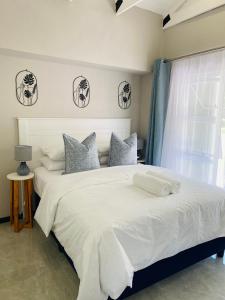 米德兰Cozy Garden Facing Guest Suite -(Back up power)的卧室设有一张白色大床和一扇窗户。