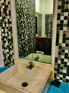 Phumĭ Poŭthĭ Mâ SreiBrightness Villa , Private Home Stay的一间带水槽和镜子的浴室