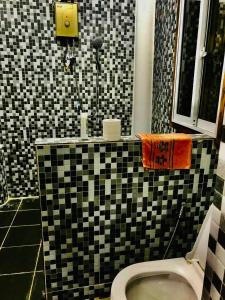 Phumĭ Poŭthĭ Mâ SreiBrightness Villa , Private Home Stay的浴室设有黑白墙面