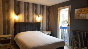 蒂耶扎克Le Castel du Cantal Groupe Village Fani的卧室配有白色的床和窗户。