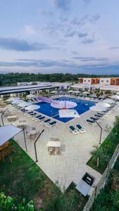 乌尔齐尼Family Resort的享有带游泳池和椅子的度假村的空中景致