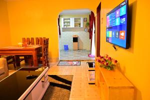 NarokTHE PINGS BNB的带电视的客厅和用餐室