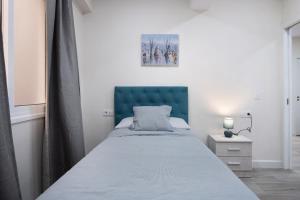 圣克鲁斯-德拉帕尔马Apartamento en Casa telmo的卧室里一张带蓝色床头板的床