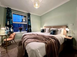 诺丁汉The Lily•Central Beeston•Private Apartment•SmartTV•Free Wi-Fi•Tram•的一间卧室设有一张大床和一个窗户。