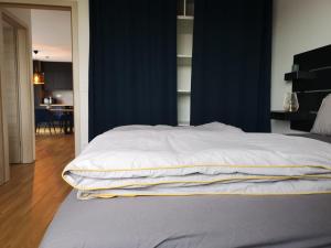 上拉德戈纳Apartma Elton的一张床上的白色床单