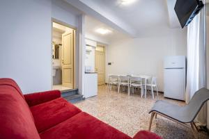 佛罗伦萨YID Agnolo three bedroom apartment in Florence的客厅配有红色的沙发和桌子