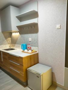 WarungmanggaNewly renovated apartement @ collins boulevard的一间带水槽和洗碗机的小厨房