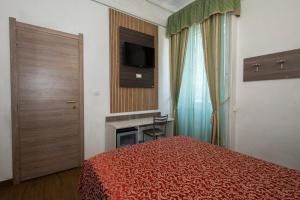 米兰皮奥拉酒店的酒店客房,配有床和电视
