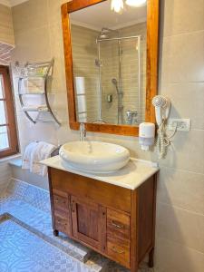 科托尔蒙特克里斯托酒店的一间带水槽和镜子的浴室