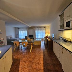 阿雷纳斯德圣佩德罗Apartamento Parque Gredos的厨房以及带沙发和桌子的客厅。