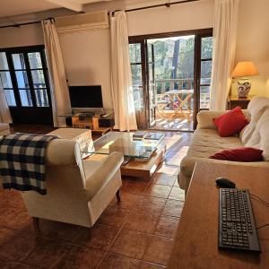阿雷纳斯德圣佩德罗Apartamento Parque Gredos的客厅配有沙发和桌子