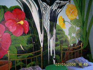 开普敦Kimberly Backpacker Hotel的墙上挂着花画