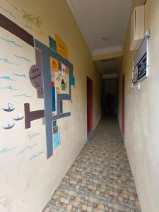 停泊岛Perhentian Idaman的墙上挂着海报的学校里空的走廊