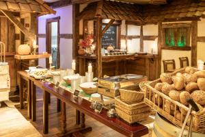 戈斯拉尔哈兹洛奇酒店的厨房配有长桌、面包和篮子
