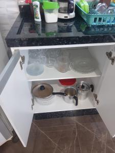 马蒂尼奥斯Pousada Belaisa的厨房的抽屉里放有餐具和器 ⁇ 