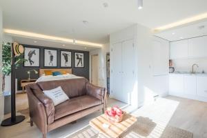剑桥Luxury Central Riverside Apartment的带沙发的客厅和卧室