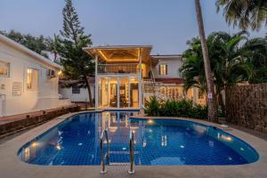 ColovalePhoenix by Hireavilla 5BR Villa with Pool in Colvale的房屋前的游泳池