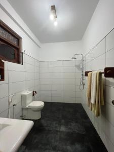 韦利格默Swiss Residenz的白色的浴室设有卫生间和水槽。