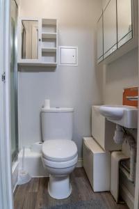 伯明翰Favorite Studio Flat by Couple n Single Travellers的浴室配有白色卫生间和盥洗盆。