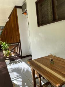 爱妮岛Aquaholik Traveler's Lodge的客房设有木桌和楼梯。