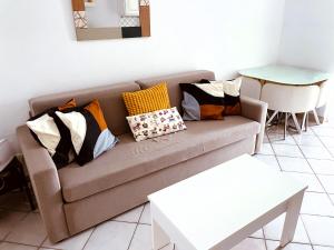 英格兰海滩Bungalow Monte Golf的客厅配有带枕头的沙发