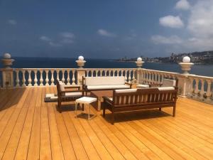 朱尼耶波特路纳度假酒店的木甲板设有长椅,享有海景