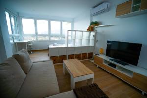 马拉加Sunstay - Seaview Guadalmar的带沙发和平面电视的客厅