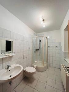 InnerschwandTanjas gemütliches Haus am Mondsee的浴室配有卫生间、淋浴和盥洗盆。