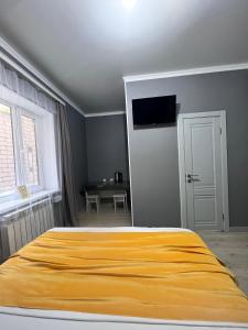阿克托比Мини-гостиница Береке的一间卧室配有一张黄色毯子床