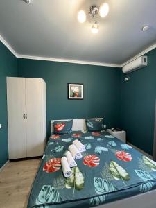 阿克托比Мини-гостиница Береке的一间卧室配有一张蓝色墙壁的床