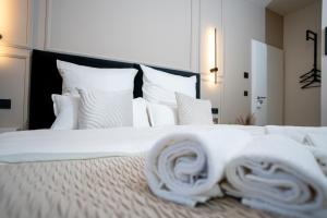 奥伯豪森Julys Apartment Nr 3的白色的床、白色床单和枕头