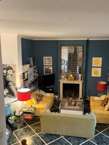 维亚雷焦artemare的客厅设有黄色的沙发和镜子