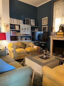 维亚雷焦artemare的客厅配有沙发和桌子