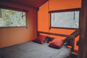 米洛Camping Saint-Lambert - Maeva的配有2扇窗户的客房内的1张床