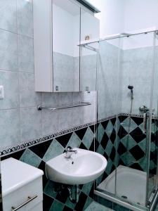 法扎纳Hotel Villa Vera 2的一间带水槽和玻璃淋浴的浴室