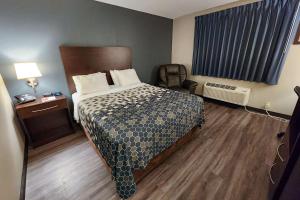 Econo Lodge客房内的一张或多张床位