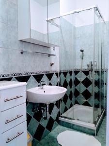 法扎纳Hotel Villa Vera 2的一间带水槽和淋浴的浴室