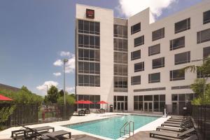 迈阿密Radisson RED Miami Airport的大楼前设有游泳池的酒店