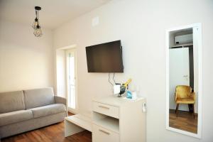 格拉多Ca’ Bruno Masaneta的客厅配有沙发和墙上的电视